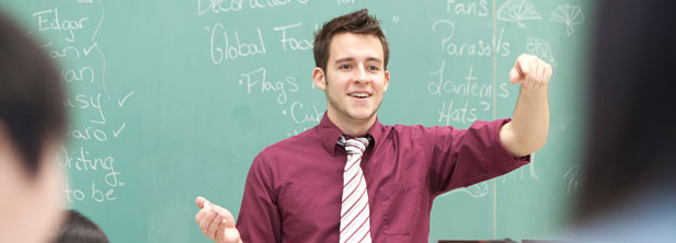Un étudiant donne un exposé en salle de classe à la Queen's University.