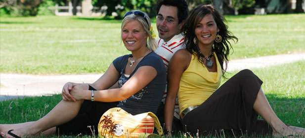 Students seated on the lawn at the Université du Québec à Trois-Rivières.