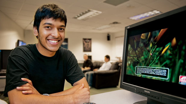Un étudiant joue des jeux vidéos dans un salon étudiant à l’Algoma University.